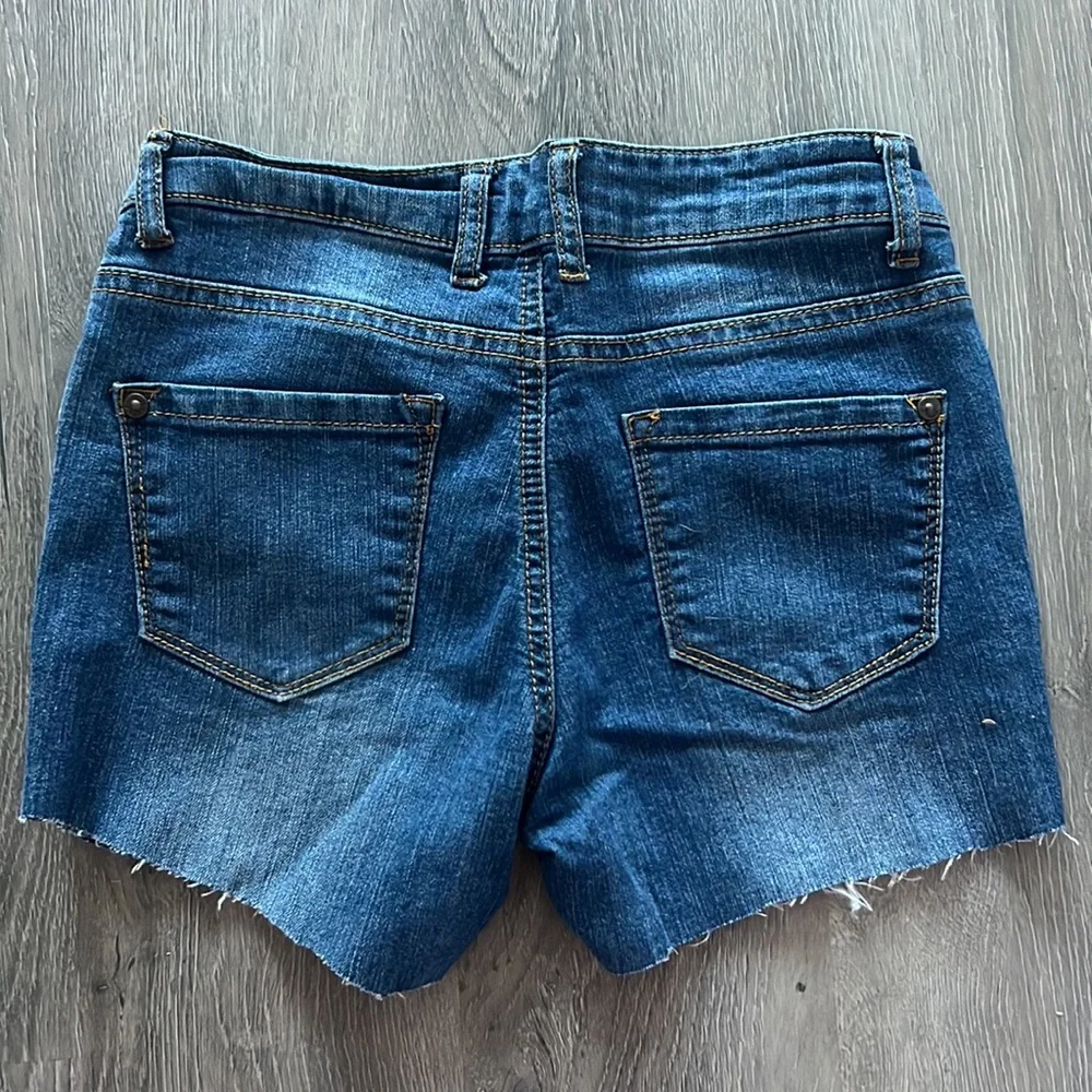 Shorts - Picture 3 of 5